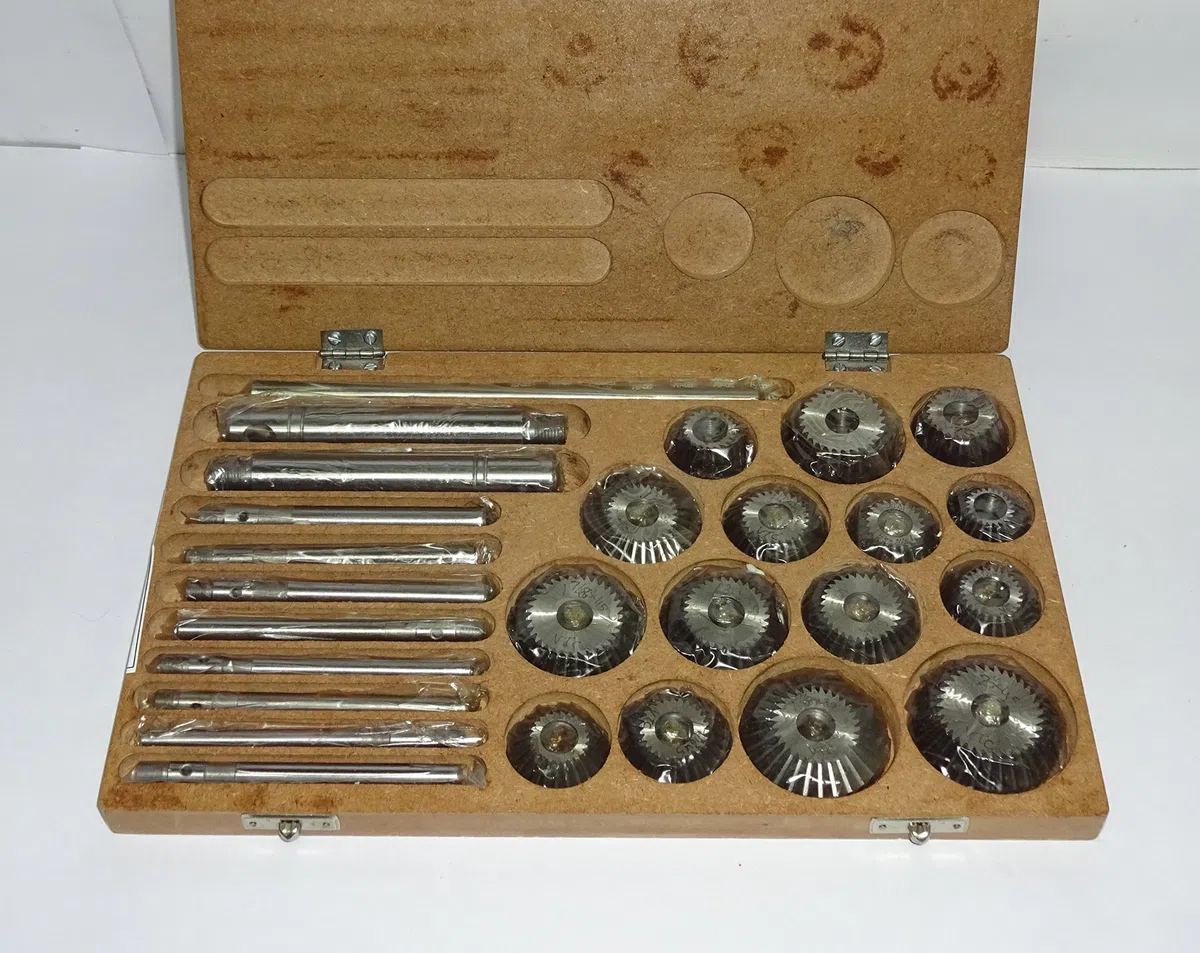 AG Ventilsitz- und Frontschneider-Set/Kit - 15-teiliges Set für Oldtimer und Motorräder im Holzkoffer